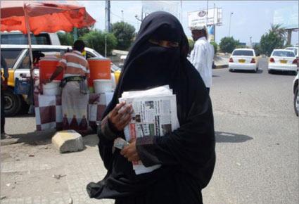 خليجية تبيع الصحف للمارة